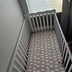 Baby Crib With Mattress And Sheets 
