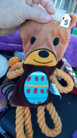 Pet toy with squeaker in it can paper sound