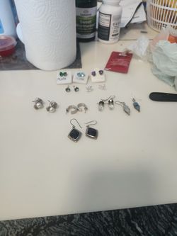 diferentes Aretes de plata cada  par puede preguntar el precio buenas condiciones o  portados ai gustan