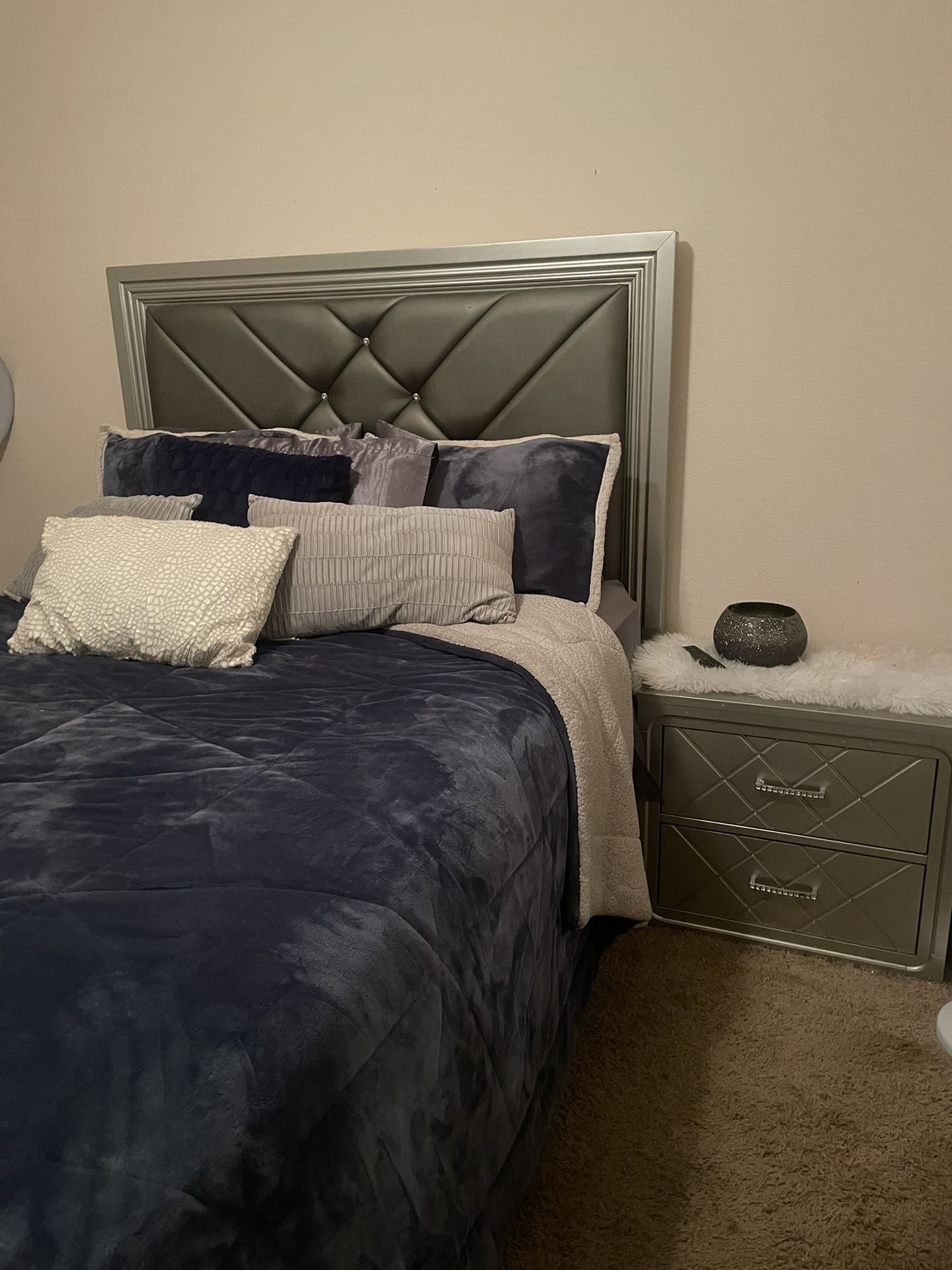 Silver/Grey 4 Piece Bedroom Set