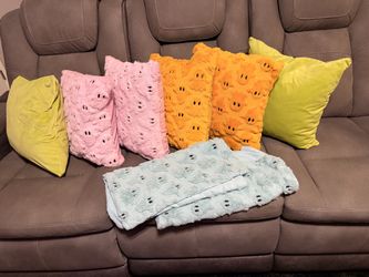 Halloween pillows lot of 6 plus 2 extra cases - must pick up