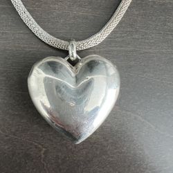 Sterling Silver Heart Pendant Necklace. 