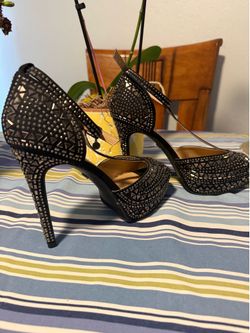 Thalia Sodi Chace platform pumps