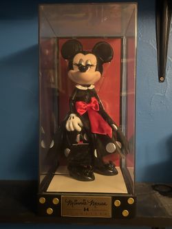 Minnie Mouse limit Edition Doll