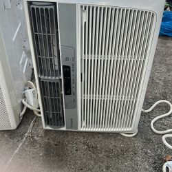 Ac Unit Frigidaire , White, BTU 12,000, 115 Volt 