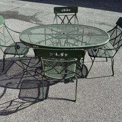 Beautiful Wrought Iron Set Table and 4 Chairs ***