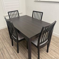 IKEA Extendable Dining Table With 4 Chairs