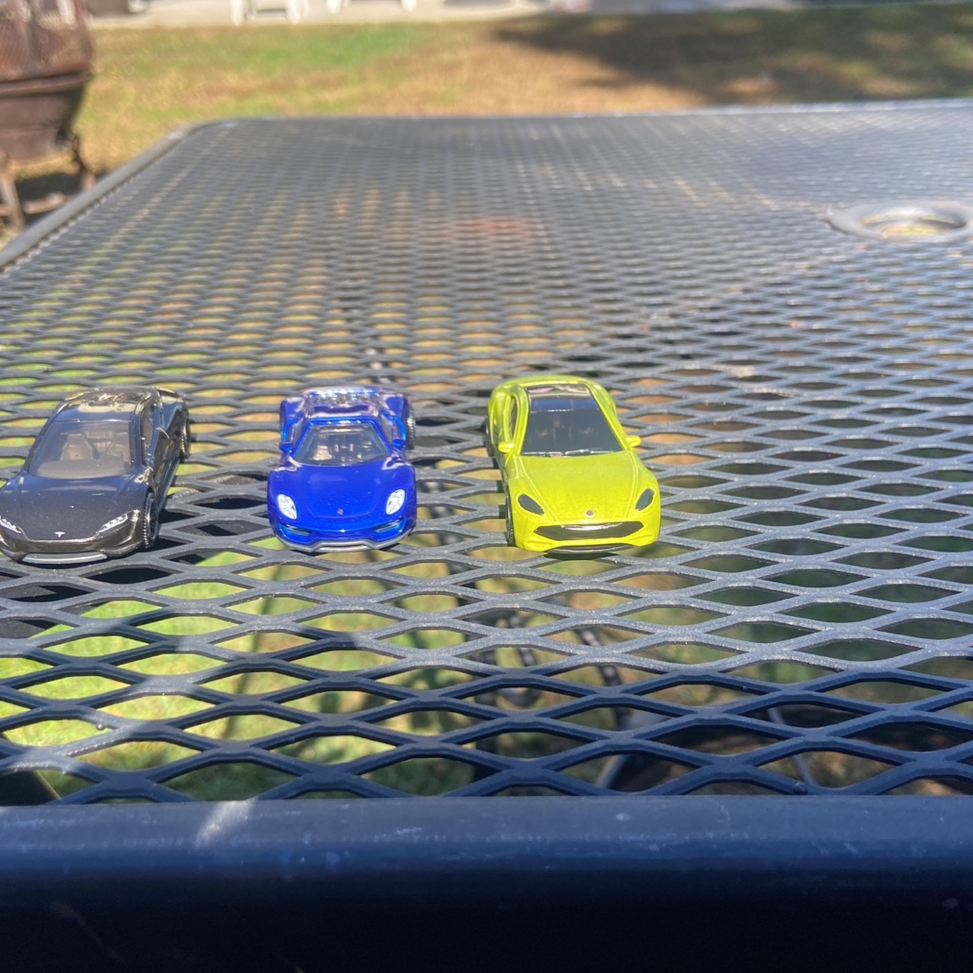 Tesla. Porsche Karma 