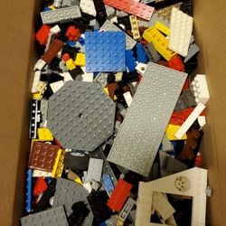 9 Pounds Of Assorted Legos