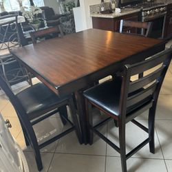 High Dining Table With 4 Chairs In Good Condition 