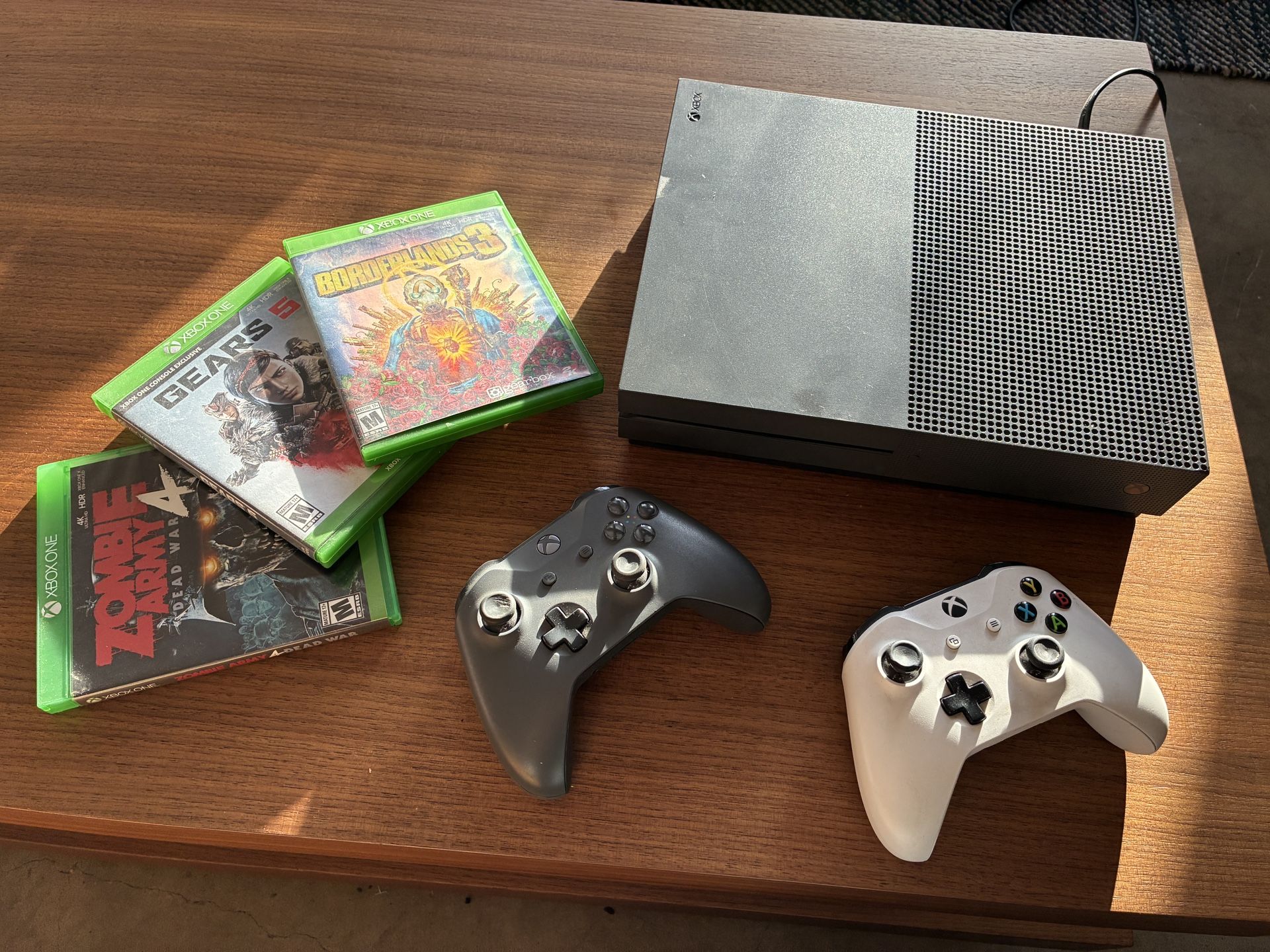 Xbox One + 2 Controllers + Games