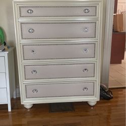 Modern Style Bedroom Chest 