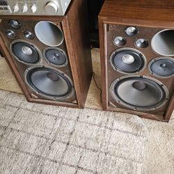 Vintage Sansui Speakers With Vintage Sony Receiver And Turntable