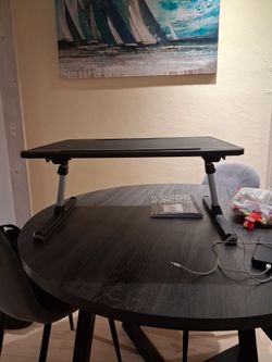Adjustable folding laptop table