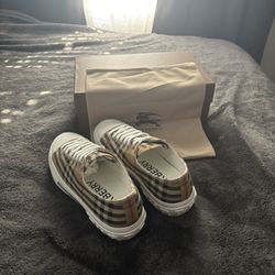 Size 10 Burberry shoes