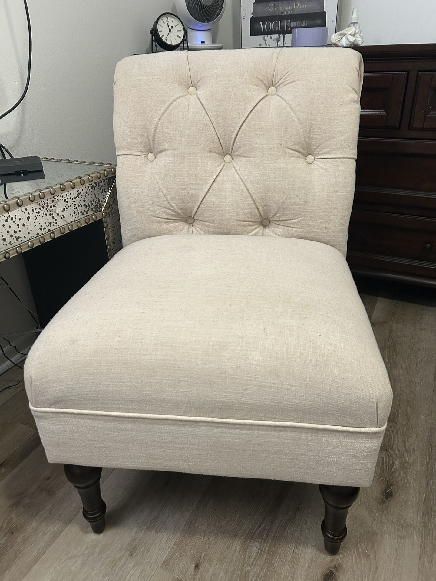 Wide Cream, Tufted Chair