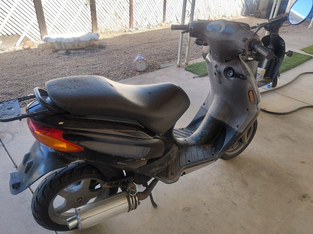 DERBI GAS SCOOTER RUNS AWESOME