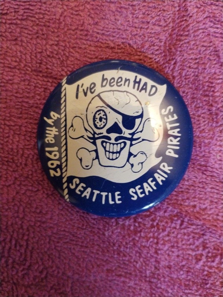 Vintage 1962 Seattle Seafair Pirates pin back button, hydroplane races