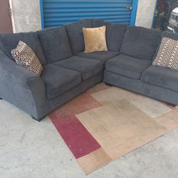 Free🚚 Delivery| (Manager Special) 2-Piece Sectional Sofa/Couch| Ashley Furniture| Pet Free| Good Condition 
