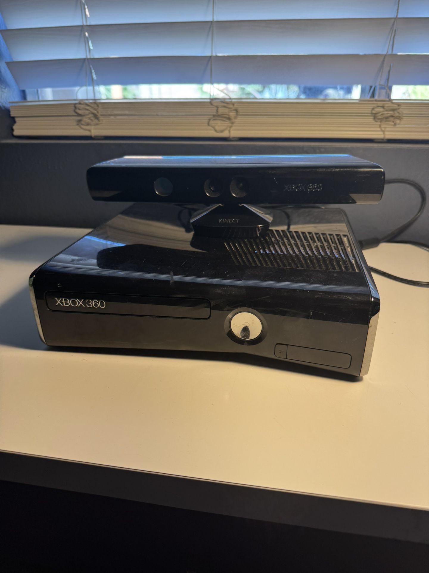 Microsoft Xbox 360 S Slim Black with Kinect (Missing power cable, Untested)