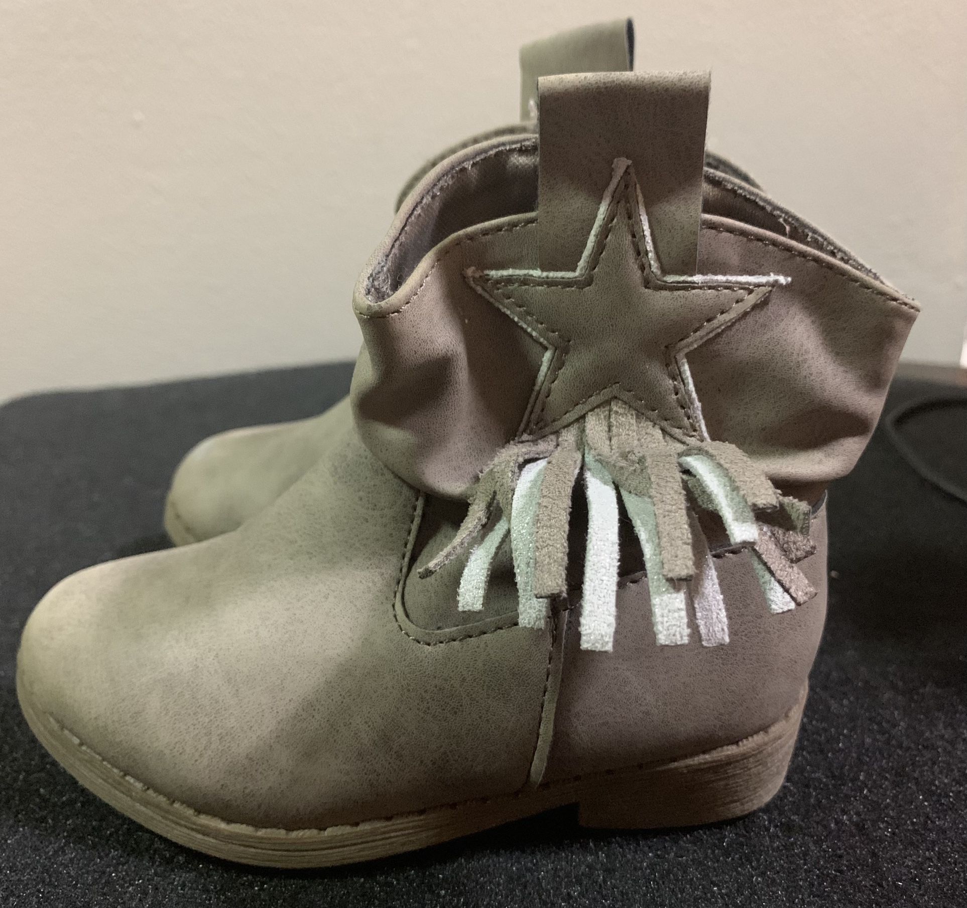 Wonder Nation toddler girl size 6 suede fringed boots - gently used 