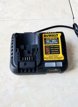DeWalt 20V/12V Fast 4 Amp Charger