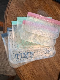 Six (6) silicone reusable bags in 3 sizes.