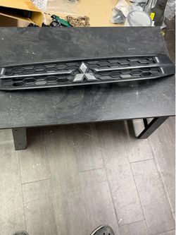 OEM Mitsubishi Front Upper Bumper Grille Assembly w/ Emblem – Part #6402A504 – Good Used Condition