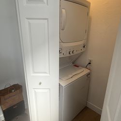 Stacked washer/dryer gas like new