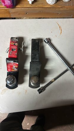 Tow hitch tire iron