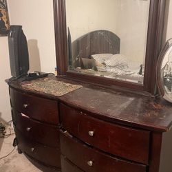 Dresser With Mirror 