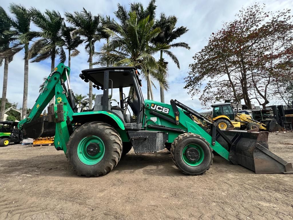 2017 JBC BACKHOE 3CX 4X4  OPEN CAB 
