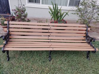IRON AND WOOD BENCH DOUBLE HEAVY DUTY THIS HAVE 3 LEGS.
