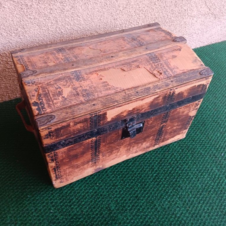 ANTIQUE LITHOGRAPH PAPER OVER WOOD DOLL TRUNK 14" X 9" Nice!