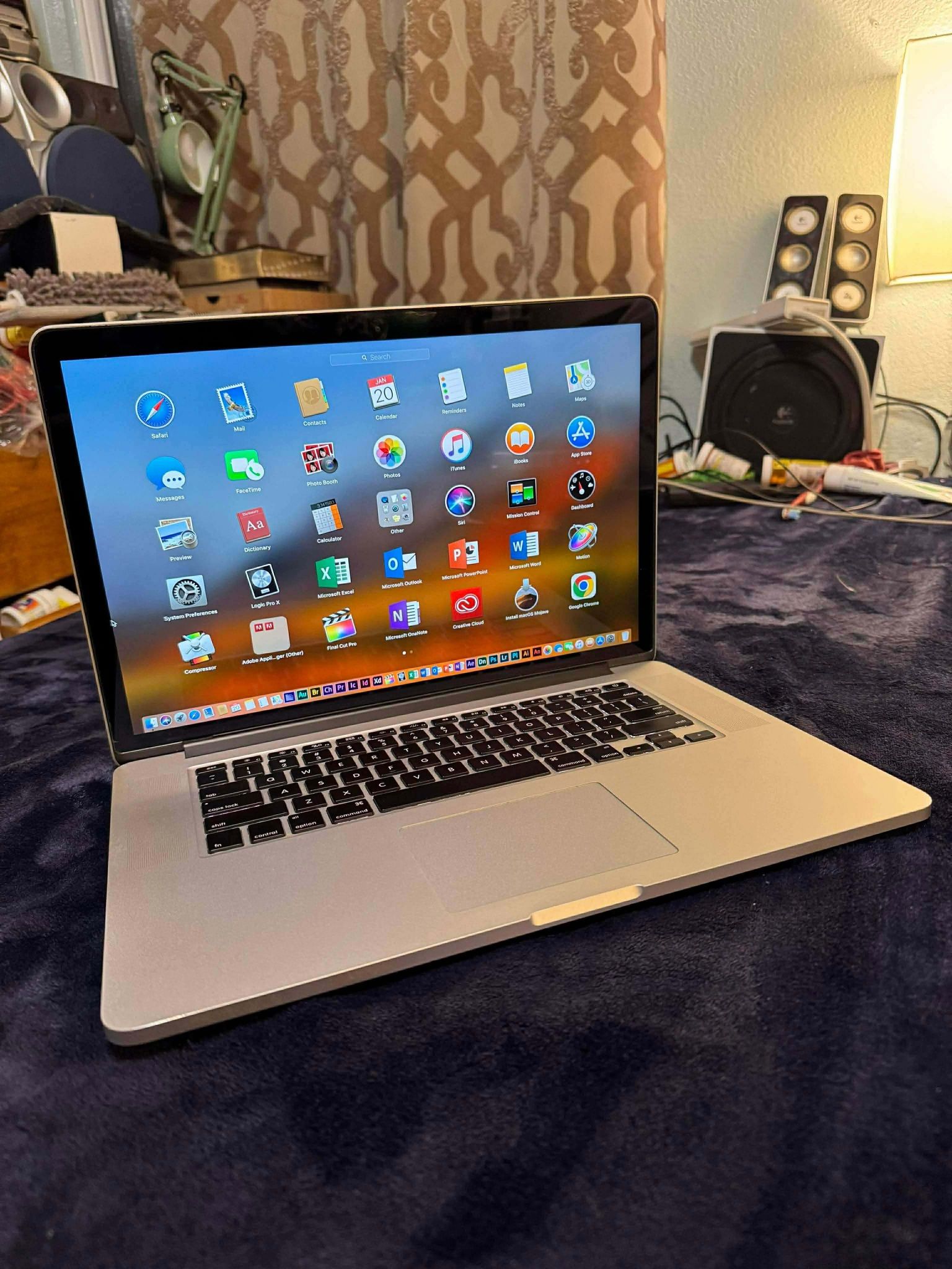 Excellent 15 Inch Apple MacBook Pro Laptop Computer Retina Screen With Intel Core i7 Processor With Programs