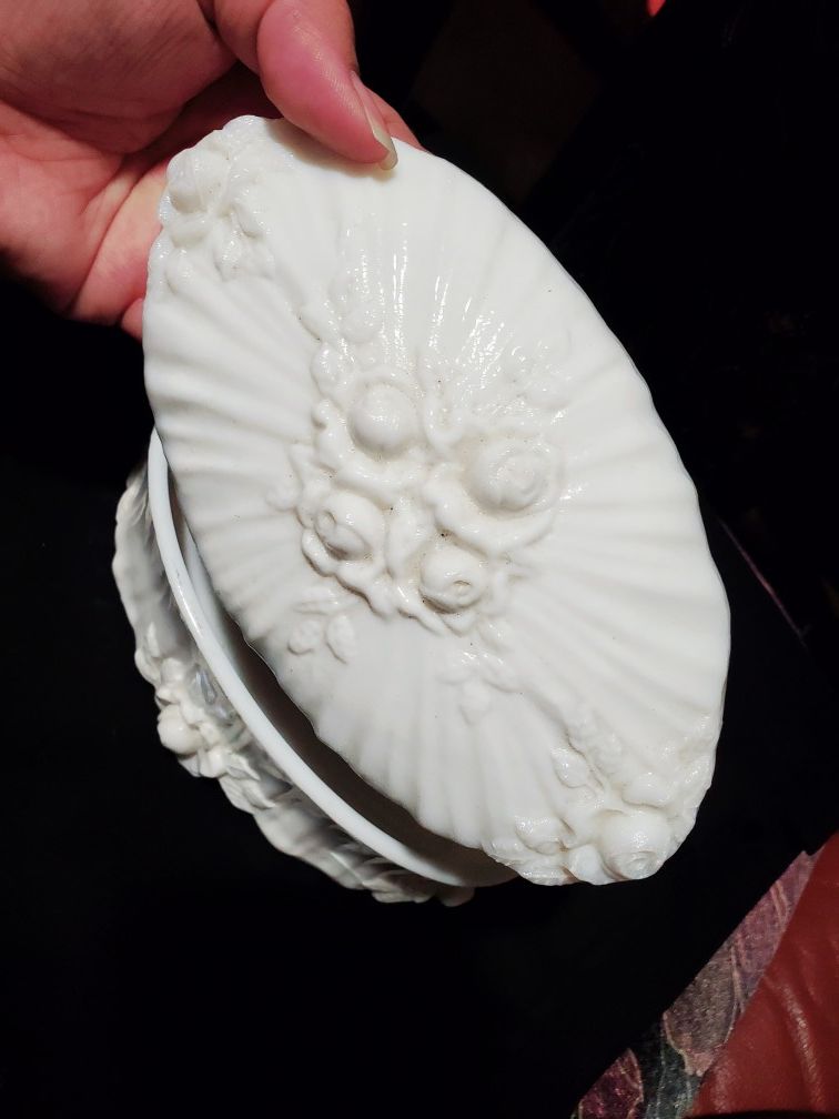 Vtg Fenton Milk Glass Roses Trinket Jewelry Box