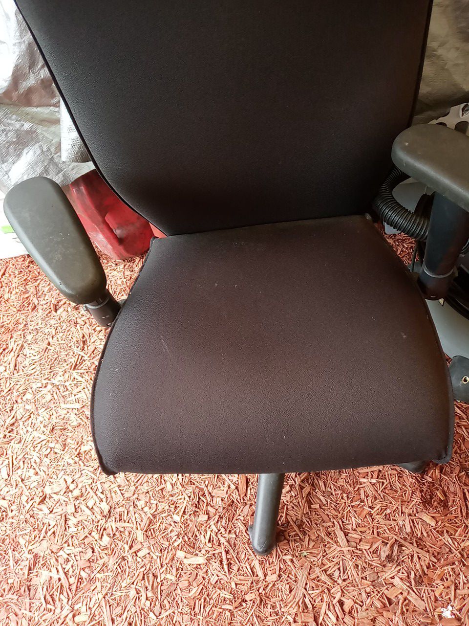 Desk chair in very good shape. K out the pics