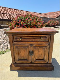 She’s GORGEOUS!! Bishopgate Collection!! Drexel Bishopgate Nightstand (Read Description)