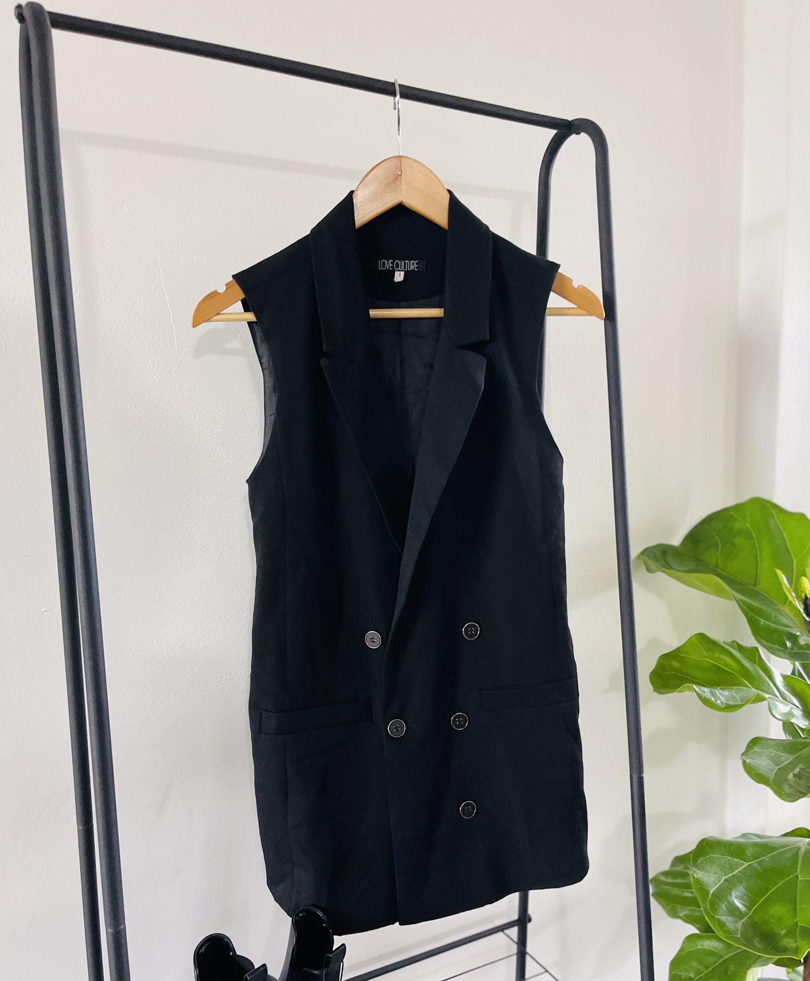 Early 2000‘s loveculture long black vest BinG