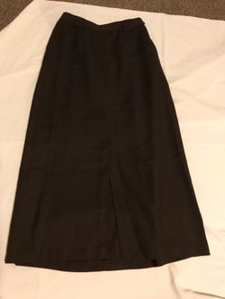 Liz Claiborne lizsport size 8 chocolate brown long skirt with pockets