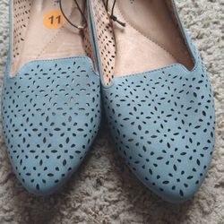 WOMEN'S PAIR OF SHOES