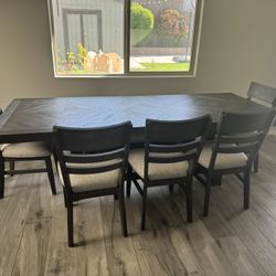 Dining Room Table & Chairs 