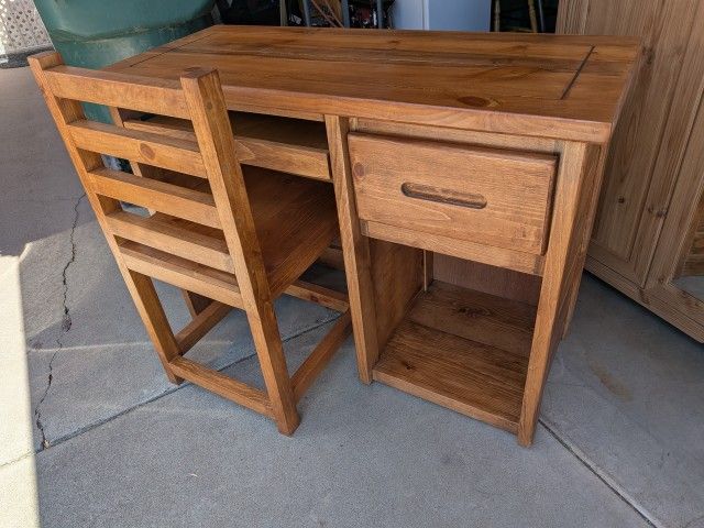 Brand New "M&J Design Furniture" Child's Desk and Chair 
