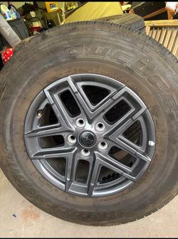 245/75R17 Jeep stock wheels 90%tread