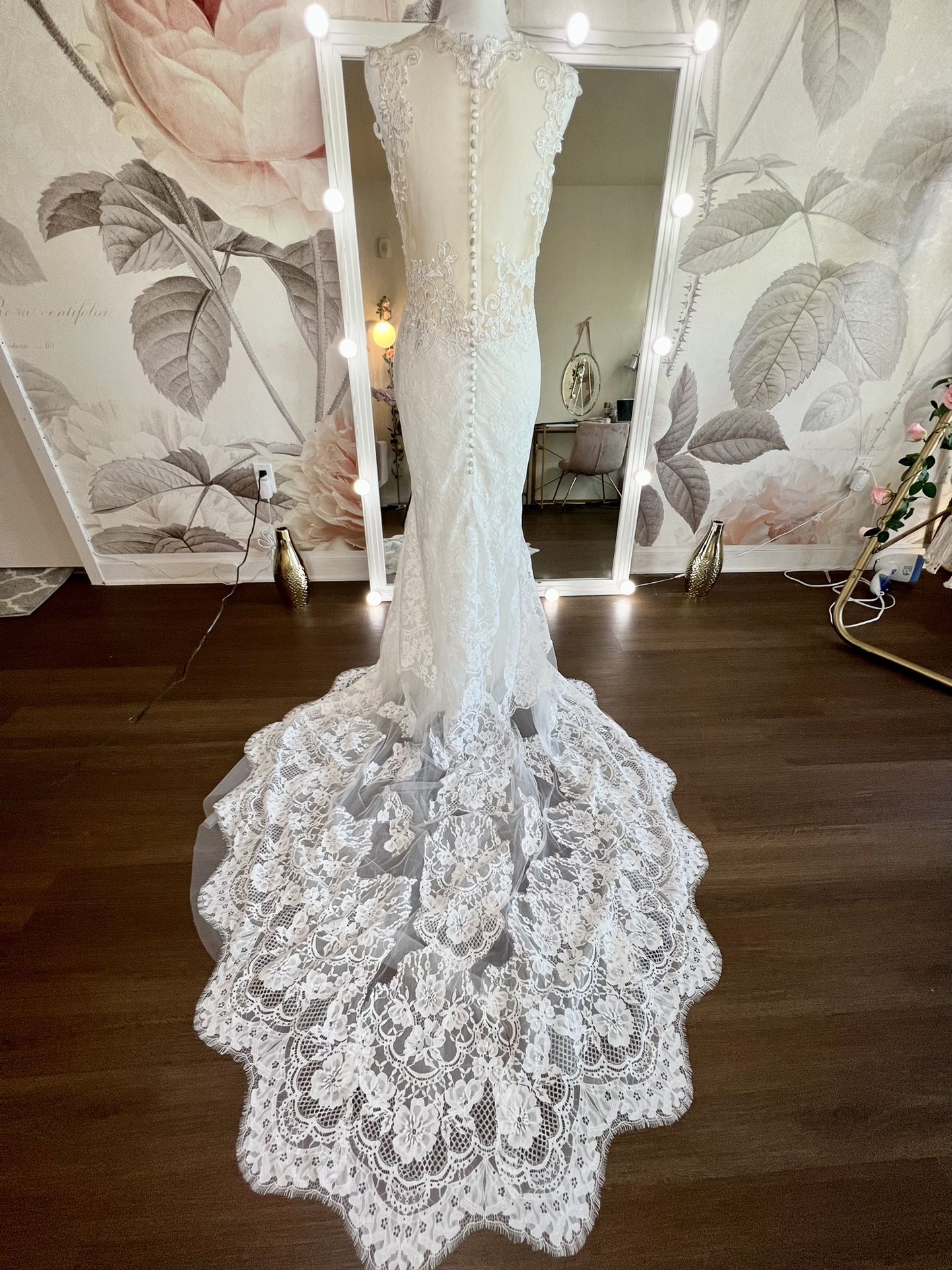 Overall Vintage Lace Wavy Train 