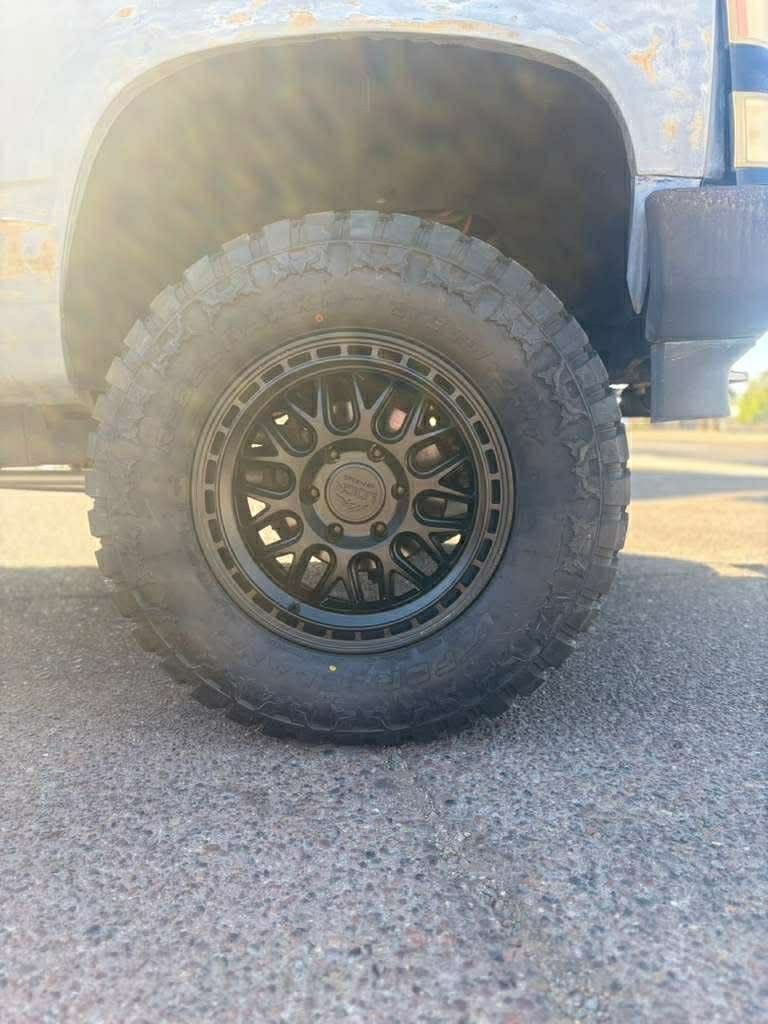 17x9 Lock Off-road Wheels And Tires 285/70/17 Forceland MT