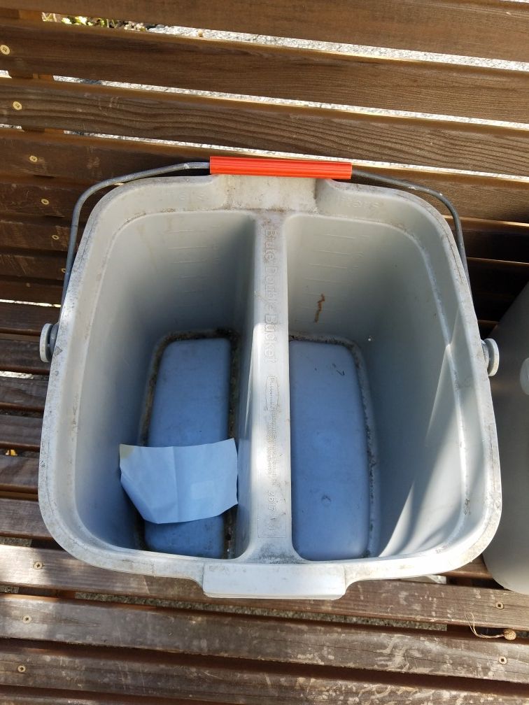 Rubbermade split cleaning mop bucket