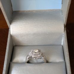 Exquisite Diamond Ring 10K White Gold