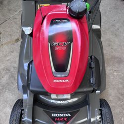 BRAND NEW LAWNMOWER HONDA HRX-217 /200cc  THE LAWNMOWER IS SELF PROPELLED. NEVER GET RUSTED, ROTO STOP BLADE SYSTEM, . CUTS REALLY  WELL STRAIGHT LINE