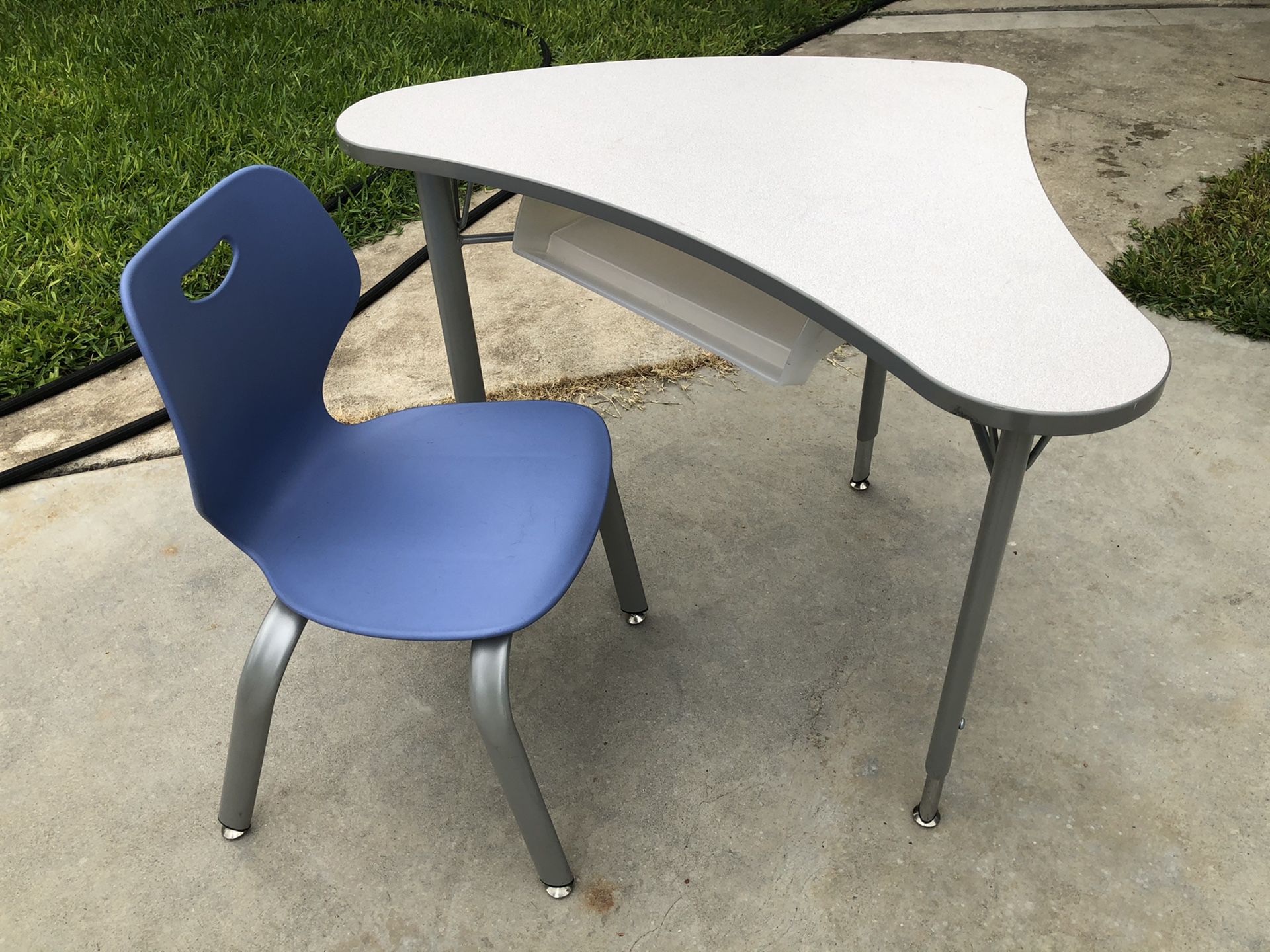 Kids Height Adjustable Desk + Chairs